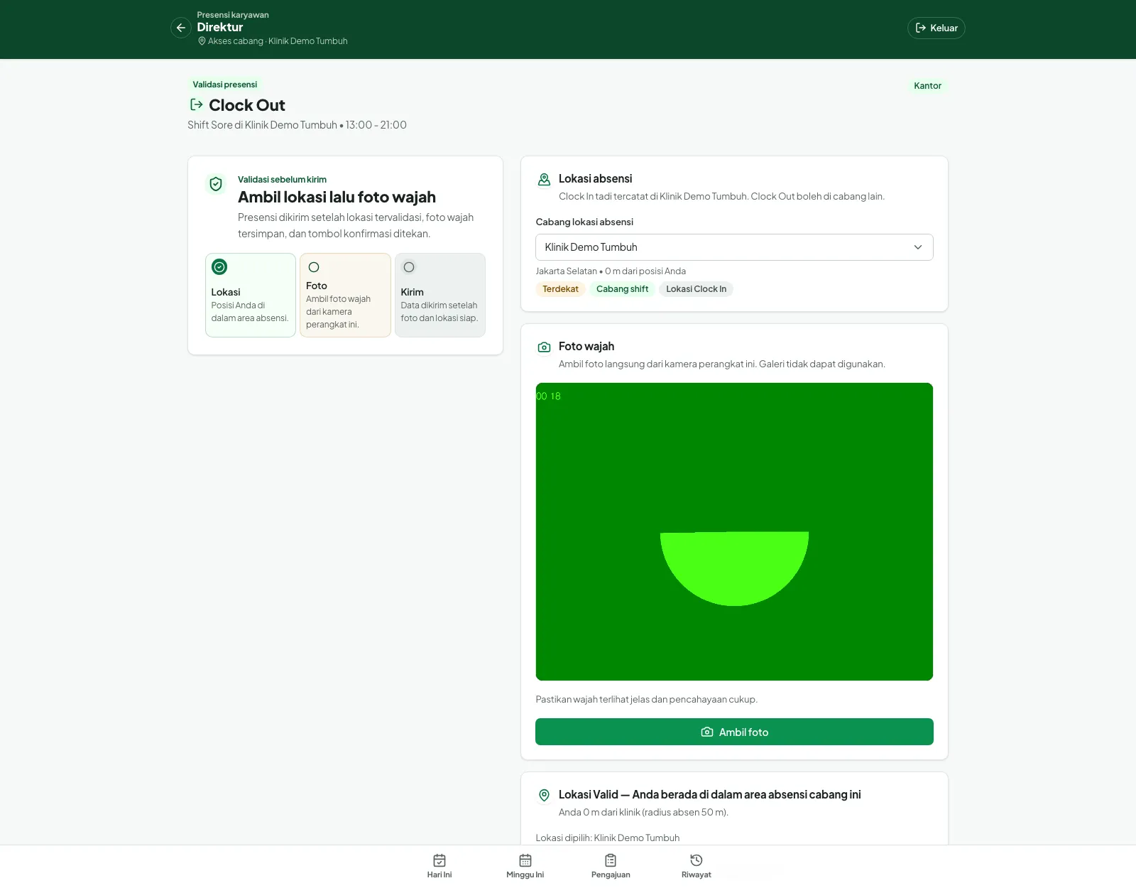 Layar Clock Out dengan pratinjau kamera dan tombol Ambil foto
